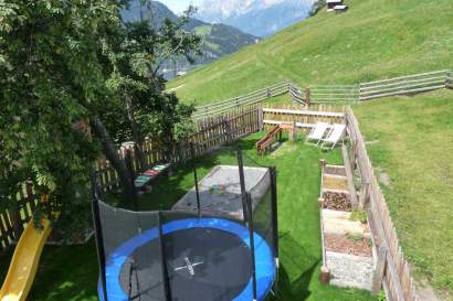 05_biohof-inntalblick_spielplatz_trampolin.jpg